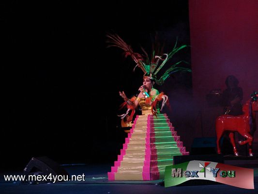 MÃ©xico Tierra Misteriosa  / Mexico Mysterios Land Astrid Hadad (01-04)
El domingo 27 de marzo diÃ³ inicio el espectÃ¡culo "MÃ©xico, tierra misteriosa" de la cantante Astrid Hadad con espectaculares vestuarios, como este de la Mujer Piramide interpretando : "El Ombligo la Luna" y "Mito con AztlÃ¡n".
Keywords: mexico tierra misteriosa mysterios land teatro ciudad esperanza iris city theater astrid hadad
