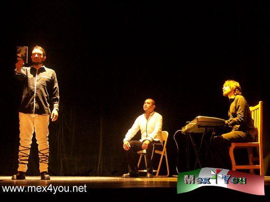Estrenos en Sistema de Teatros en Mayo (02-05)
Viciones es un espectÃ¡culo de improvisaciÃ³n en donde tomas dos objetos y de ahi parte la historia aqui el publico asistente toma la decisiÃ³n de como llevar la trama por medio de luces.

Text and Photo by: YanÃ­n RamÃ­rez
Keywords: roma la final de la via viciones burbujas sueÃ±os de jabÃ³n teatro sergio magaÃ±a foro poco no teatro infantil