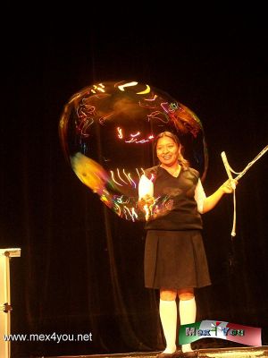 Estrenos en Sistema de Teatros en Mayo (04-05)
SueÃ±os de JabÃ³n es un obra unipersonal con el acompaÃ±amiento de Burbujas que aparecen parte de un mundo de circo donde Anika se refugia.


Text and Photo by: YanÃ­n RamÃ­rez
Keywords: roma la final de la via viciones burbujas sueÃ±os de jabÃ³n teatro sergio magaÃ±a foro poco no teatro infantil
