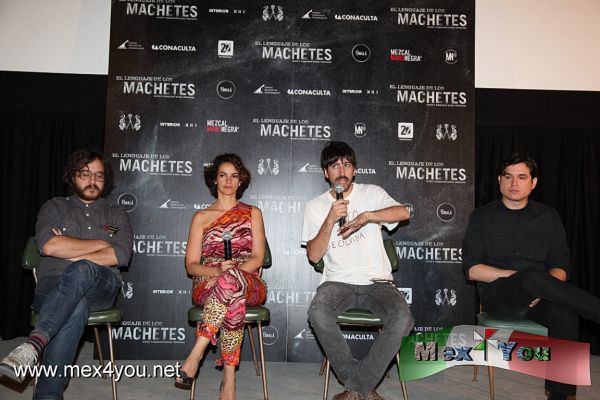" El Lenguaje de los Machetes" (01-03)
El lunes 28 de mayo se diÃ³ una conferencia de prensa para la presentaciÃ³n de la PelÃ­cula " El Lenguaje de los Machetes" , en la cual la directora Kizza Terrazas pretende que su trabajo sirva para invitar a la audiencia  a reflexionar sobre su voto y que las nuevas generaciones sepan quÃ© pasÃ³ en estos tiempos de elecciones en MÃ©xico. 




Photo by: JesÃºs SÃ¡nchez
Keywords: lenguaje machetes pelicula mexicana moderna film