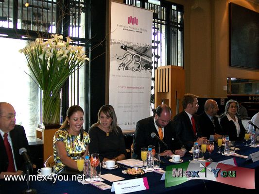 Festival de la MÃºsica de Morelia 2011 (01-02)
En conferencia de prensa la Lic. VerÃ³nica Bernal Vargas, Directora General del evento y Sergio Vela MartÃ­nez, Consejero ArtÃ­stico, presentaron la ediciÃ³n 23 del Festival de MÃºsica de Morelia " Miguel Bernal JimÃ©nez" del 12 al 26 de noviembre. Este festival destaca por mÃ©ritos propios, por mantener la fidelidad a una idea original, ofrecer al pÃºblico mÃºsica de concierto de la mÃ¡s alta calidad en Morelia. 

Photo by: Yanin RamÃ­rez 
Keywords: festival musica morelia
