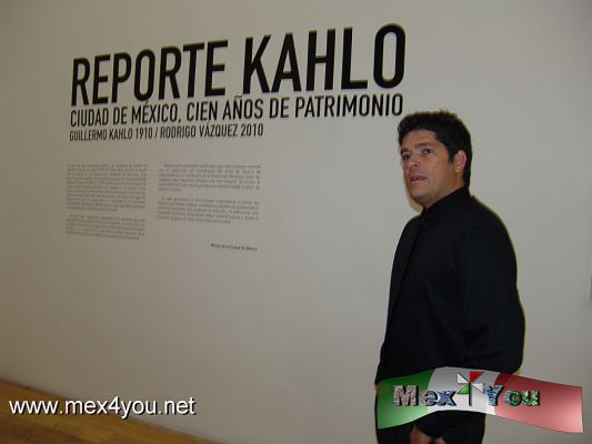 Reporte Khalo / Kahlo Report (01-05)
Reporte a Guillero Kahlo ( 1871-1941) nacido en Alemania. Rodrigo VÃ¡zquez, quien buscÃ³ el mismo Ã¡ngulo de toma, utilizÃ³ procesos similares de revelado, y en muchos casos, buscÃ³ las mismas condiciones de iluminaciÃ³n natural, empleando 2 cÃ¡maras de gran formato manufacturadas a principios del siglo XX.  RequirÃ­o tres aÃ±os de ardua labor y el resultado es un entremado fascinantes de similitudes y diferencias, es un viaje instantÃ¡neo al pasado, acompaÃ±ado de un viaje paralelo al presente. 
Keywords: reporte kahlo report museo ciudad city museum fotografica fotografia rodrigo  vazquez