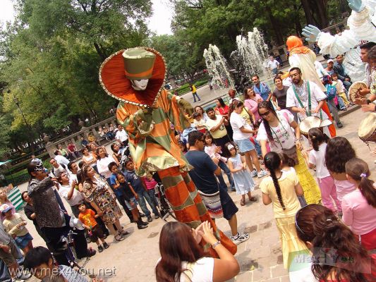 Dia del NiÃ±o 2006 / Children Day 2006 04-05
Los actores en zancos bailaban con los pequeÃ±os. 

The actors in stilts danced with the children. 
Keywords: dia niÃ±o children day kids