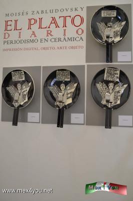  Periodismo en cerÃ¡mica MoisÃ©s Zabludosky (01-05)
Cierra con gran Ã©xito la ExposiciÃ³n "El Plato Diario, Periodismo en CerÃ¡mica" del artista plÃ¡stico  MoisÃ©s Zabludosky en la Biblioteca MÃ©xico con una duraciÃ³n de un mes.
Donde se exhiben 24 piezas y la mÃ¡s reciente alusivo al fallecimiento de Jacobo Zabludosky.

Text and Photo by: YanÃ­n RamÃ­rez
Keywords: periodismo cerÃ¡mica platos diario artesania moisÃ©s zabludosky biblioteca mÃ©xico exposiciones