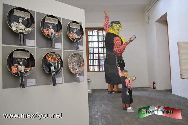  Periodismo en cerÃ¡mica MoisÃ©s Zabludosky (04-05)
AdemÃ¡s se exhibe 12 arte-objetos  y una impresiÃ³n digital en el vestÃ­bulo del Foro Antonieta Rivas Mercado. Yno podria faltar el deporte por excelencia de la Familia Zabludosky que es el "Corrida de Toros" donde un objeto es una maleta que transporta articulos de torero.

Text and Photo by: YanÃ­n RamÃ­rez
Keywords: periodismo cerÃ¡mica platos diario artesania moisÃ©s zabludosky biblioteca mÃ©xico exposiciones