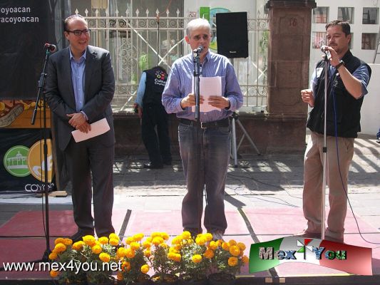 La Pesadilla de Posada (01-06)
En el marco del DÃ©cimo Aniversario de la declaratoria de la UNESCO de las festividades IndÃ­genas del DÃ­a de Muertos la delegaciÃ³n de CoyoacÃ¡n inicia sus festividades con la inauguraciÃ³n del Mural realizado por Rafael Barajas "El FisgÃ³n".

Text and Photo by: YanÃ­n RamÃ­rez
Keywords: mural del fisgÃ³n la pesadilla de posada delegaciÃ³n coyoacÃ¡n dia de muertos jose guadalupe posada