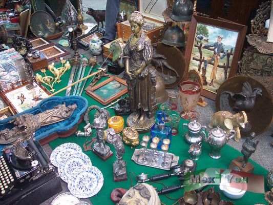 Antiques in the "Lagunilla" Market / Antiguedades en el mercado de la "Lagunilla".
