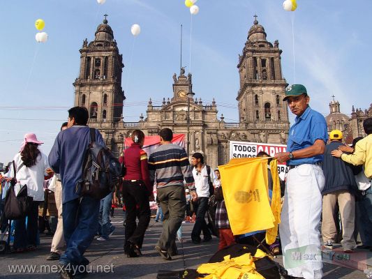 Toma de Protesta en el ZÃ³calo de AMLO (01-07)
El sÃ¡bado 10 de Diciembre se llevÃ³ a cabo la Toma de Protesta de AndrÃ©s Manual LÃ³pez Obrador y desde horas antes la gente estaba reunida en el ZÃ³calo para este evento. 

On Saturday  December 10th  Manual AndrÃ©s  Lopez Obrador will protest  as candidate  and from hours before the event the  people were reunited in the 'ZÃ³calo' .
Keywords: Toma de Protesta en el Zocalo de AMLO