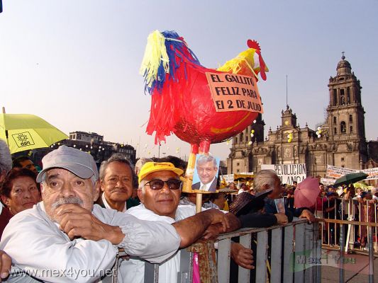 Toma de Protesta en el ZÃ³calo de AMLO (02-07)
La gente estaba desde horas antes esperando la llegada del candidato y expresando su apoyo al mismo.

From hours before the event the people wait for the arrival of the candidate and expressing her support to him.
Keywords: Toma de Protesta en el Zocalo de AMLO