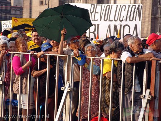 Toma de Protesta en el ZÃ³calo de AMLO (03-07)
Gente de la Tercera Edad hizo acto de presencia. 

People of the Third Age were present. 

Keywords: Toma de Protesta en el Zocalo de AMLO