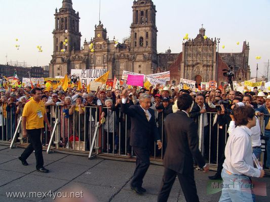 Toma de Protesta en el ZÃ³calo de AMLO (04-07)
A la llegada de AMLO la gente vitoreaba . 

To the AMLO arrival people applauded.
Keywords: Toma de Protesta en el Zocalo de AMLO