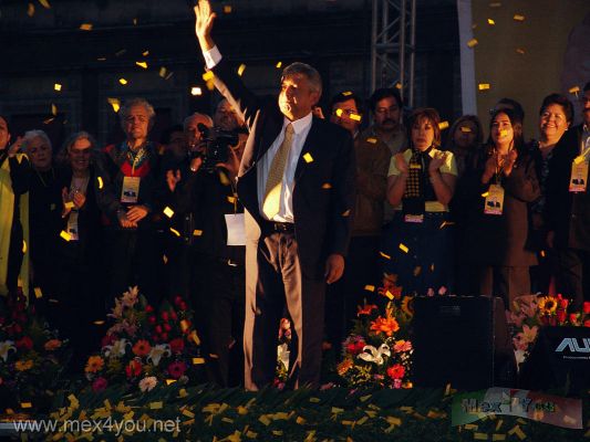 Toma de Protesta en el ZÃ³calo de AMLO (07-07)
Ya entrada la Noche se despidiï¿½ de todos agradeciendo su asistencia y apoyo. 

At Night  AMLO say goodbye thanking to the  people for their  attendance and support.
Keywords: Toma de Protesta en el Zocalo de AMLO