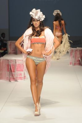CIERRE DE COLOMBIAMODA 2011 (02-03)
Su colecciÃ³n Botanist Primaveraâ€“Verano 2012, estÃ¡ inspirada en el mundo de los jardines, que emanan sueÃ±os, secretos, silencios y esperanzas. Las camisas parecerÃ¡n sacos, los sacos serÃ¡n en verdad chalecos y los pantalones cortos evocarÃ¡n camisas. Todo serÃ¡ como el mimetismo revelado en cautelosas simulaciones de la rica fauna brasilera.
Keywords: colombia moda colombiamoda fashion 