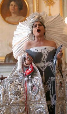 Astrid Hadad: MÃ©xico Tierra Misteriosa (01-02)
Con vestuarios inspirados en un sincretismo precolombino y su particular humor agudo, la actriz y cantante Astrid Hadad, retoma nuevamente el escenario de Teatro de la Ciudad Esperanza Iris para presentar su nuevo espectÃ¡culo MÃ©xico, tierra misteriosa, donde a lo largo de 14 mÃ¡gicas escenas, harÃ¡ un recuento de 500 aÃ±os de historia, transformados en lÃºdicos momentos de risa, asombro y esperanza, desde la llegada de los Aztecas a Tenochtitlan, hasta el MÃ©xico actual.

Este plÃ¡stico montaje, posible gracias al apoyo de la SecretarÃ­a de Cultura de Cultura del Distrito Federal y el Fondo Nacional para la Cultura y las Artes (FONCA), se llevarÃ¡ a cabo en el Teatro de la Ciudad Esperanza Iris (Donceles 36, Centro HistÃ³rico), el domingo 27 de marz
Keywords: astrid hadad mexico tierra misteriosa teatro ciudad theater city esperanza iris