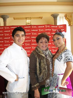 Gran Ballet de Campeche (02-02) 
Durante 105 minutos, los 50 bailarines que integran la agrupaciÃ³n llevarÃ¡n al espectador por un recorrido por la historia de esta entidad del sur del paÃ­s. DespuÃ©s de esta presentaciÃ³n en la Ciudad de MÃ©xico se irÃ¡n al Carnaval de Campeche. 

El Gran Ballet del gobierno del Estado de Campeche ha realizado giras por diversas entidades de la repÃºblica como: Metepec, ZacatÃ©cas y Villa Hermosa; con el fin de difundir el patrimonio cultural y artÃ­stico del estado. 

En la imÃ¡gen se puede apreciar el traje tÃ­pico del baile del SARAO.  El de la dama es: rebozo en la cintura, paliacates, la falda o saya y porta rosarios de coral, filigrana, cocoyol, cadenas de 13 medallas y la cadena de la virgen 

Text and Photo by: JesÃºs SÃ¡nchez.
Keywords: gran ballet campeche teatro ciudad city theater