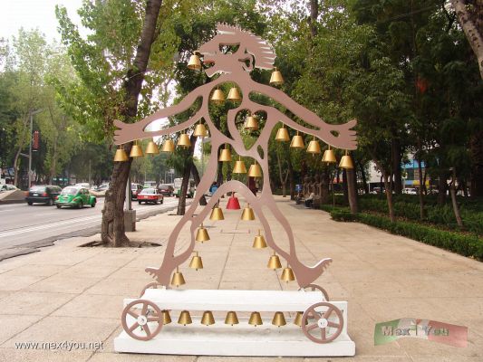 Campanas en el Paseo de la Reforma / Bells in the ' Paseo de la Reforma '  avenue.
Keywords: Campanas en el Paseo de la Reforma / Bells in the ' Paseo de la Reforma '  avenue.