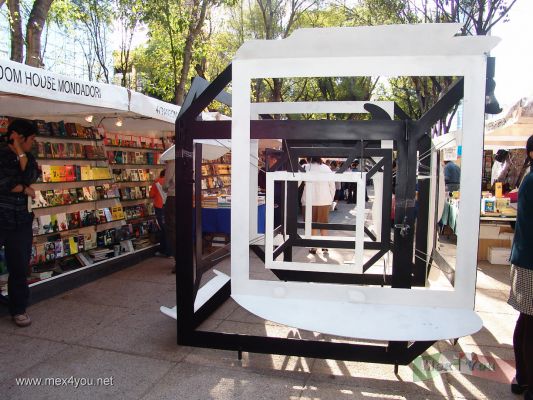 Campanas en el Paseo de la Reforma / Bells in the ' Paseo de la Reforma '  avenue.
Keywords: Campanas en el Paseo de la Reforma / Bells in the ' Paseo de la Reforma '  avenue.