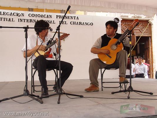 Festival Int. del Charango / Charango Int. Festival 02-05
Pudimos escuchar bellÃ­sima MÃºsica en este instrumento en combinaciÃ³n con otros e incluso obras de compositores Japoneses.

We could  listen to gorgeous Music in this instrument in combination with others and even works of Japanese composers. 
Keywords: Festival Charango