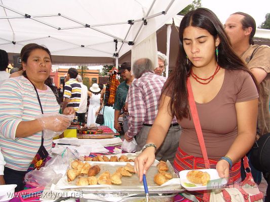 Festival Int. del Charango / Charango Int. Festival 04-05
La gente asistente degustÃ³ platillos Bolivianos, los cuales se acabarÃ³n en muy poco tiempo.

The people could tasted Bolivian dishes, which finish en a very short time. 
Keywords: Festival Charango