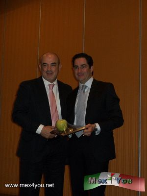 Comida  Educativa Mensual  Mexico Chapter (02-02)
El Licenciado Roberto Ibarra diÃ³ un reconocimiento al Lic. Braulio Arsuaga del hotel anfitriÃ³n,  Presidente Intercontinental, que nos diÃ³ la primicia de que abrirÃ¡n un nuevo hotel en otoÃ±o 2011 en Santa FÃ© con 115 habitaciones incluyendo suites, diseÃ±o minimalista de lujo y con 6 salones de banquetes con una capacidad de 250 personas. 

La MPI tendrÃ¡ su quinto congreso nacional del 15 al 17 de mayo en San Cristobal, Chiapas. 


Photo by JesÃºs SÃ¡nchez
Keywords: mexico chapter comida educativa mensual