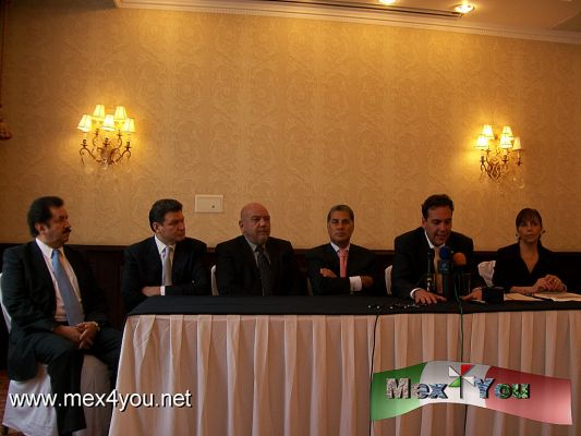 Propuesta para Gran Festival NavideÃ±o (01-02)
El Secretario de Turismo del DF, Alejandro Rojas DÃ­az DurÃ¡n, recibiÃ³ hoy de los organizadores del Gran Desfile de la Ciudad de MÃ©xico, la propuesta para realizar a fin de aÃ±o el Gran Festival NavideÃ±o de la capital del paÃ­s; ambos, desfile de verano y festival navideÃ±o dijo, se convertirÃ¡n en celebraciones propias de la ciudadanÃ­a y perdurarÃ¡n muchos aÃ±os mÃ¡s, independientemente de quien gobierne en el Distrito Federal.

Photo by: YanÃ­n RamÃ­rez
Keywords: propuesta gran festival navideÃ±o turismo tourism alejandro rojas telcel