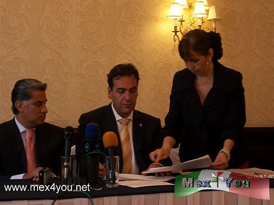 Propuesta para Gran Festival NavideÃ±o (02-02)
Tras felicitar a los organizadores, el funcionario del gobierno capitalino les dijo que para la realizaciÃ³n del Gran Festival NavideÃ±o, sÃ³lo espera de Ã©stos le entreguen la propuesta â€œpara presentÃ¡rsela al Gabinete de Seguridad y Gobierno y sean sus integrantes quienes decidan el dÃ­a, la hora y el lugar dÃ³nde debe realizarse este magnÃ­fico obsequio para la Ciudad de MÃ©xicoâ€. 

 

Al ser testigo de honor en la firma de la AsociaciÃ³n Civil que promoverÃ¡ una alianza con empresarios y patrocinadores del Gran Desfile de la Ciudad de MÃ©xico, recordÃ³ que Ã©ste â€“celebrado al inicio del verano- fue un gran Ã©xito y abriÃ³ una nueva era en las temporadas turÃ­sticas de la capital del paÃ­s.


Photo by: YanÃ­n RamÃ­rez
Keywords: propuesta gran festival navideÃ±o turismo tourism alejandro rojas telcel