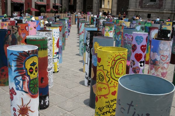 Invaden Faros de Luz la Plaza de Santo Domingo
El Programa de Arte Urbano Peatonal, en colaboraciÃ³n con el colectivo Haz caso a tu corazÃ³n, inaugurÃ³ en la Plaza de Santo Domingo, en el centro histÃ³rico capitalino, un proyecto pÃºblico en los que artistas, colectivos, grafiteros y transeÃºntes en general podrÃ¡n expresar su sentir ante la ola de violencia que sacude a nuestro paÃ­s, por medio de la intervenciÃ³n de 500 cilindros de 1.50 cm x 40 cms, intervenidos por artistas, centros culturales, escuelas y colectivos, denominados Faros de Paz en los cuales se plasman miradas y sentimientos como huellas del diario acontecer.  
Keywords: Invaden Faros de Luz Plaza de Santo Domingo