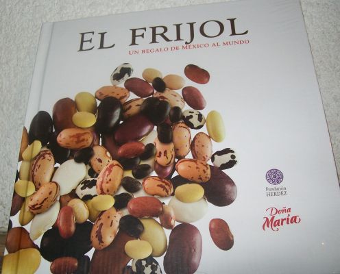"El Frijol" Un regalo de MÃ©xico para el Mundo (01-02)
FundaciÃ³n Herdez lanza su nueva publicaciÃ³n en lÃ­nea que forma parte de su programa editorial " El Frijol"; que pertenece a las memorias del ciclo de conferencias sobre esta leguminosa expuestas por destacados investigadores, biÃ³logos e historiadores, de la talla de Alfonso Delgado SalÃ­nas, Salvador Reyes, Oscar Carmona, Silvia Miramontes, Edelmira LinÃ¡res y Cristina Barros, etc.  AsÃ­ como tambiÃ©n contiene recetas tradicionales e innovadoras del mismo. 

La descarga del libro es gratuita en la pÃ¡gina: www.fundacionherdez.com.mx

Text & Photo  by: YanÃ­n RamÃ­rez
Keywords: frijol bean regalo mexico mundo fundacion herdez