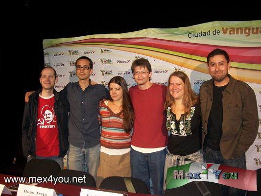LAS BANDAS EL GABINETE Y MUNA ZUL (02-03)
Se llevarÃ¡ a cabo el sÃ¡bado 22 de octubre a las 20:00 horas en el Teatro Esperanza Iris, el gabinete es una banda sexenal que se formÃ³ en 2006 ante la necesidad de ofrecer una tercera vÃ­a. en 2009 se uniÃ³ a la banda un miembro mÃ¡s; el escenÃ³grafo Philippe, Armand. este hecho ha formado una agrupaciÃ³n escÃ©nica y multidisciplinaria.


text and photo by: YanÃ­n Ramirez
Keywords: el gabinete muna azul teatro esperanza iris 22 de octubre