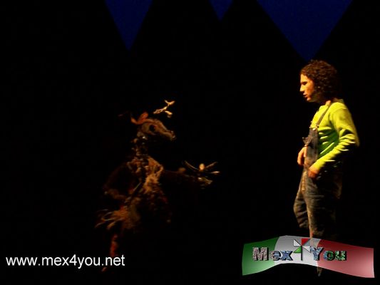 Guillermo y el Nagual en el Teatro JimÃ©nez Rueda (01-04)
El dÃ­a 15 de junio se llevÃ³ a cabo una conferencia de prensa en el Teatro JimÃ©nez Rueda se presentÃ³ el plato fuerte de la segunda temporada de Teatro para NiÃ±os 2011: Guillerno y el Nagual con el concepto de teatro musical.  

Escrita por Emilio Carballido y dirigida por Emmanuel MÃ¡rquez, donde puntualizÃ³ que es un homenaje para el escritor, al cual le debe el acercamiento de textos escritos. 

Esta obra cuenta con estilos de mÃºsica como el cha cha cha y el mambo cuyos ritmos estÃ¡n en extinciÃ³n con los niÃ±os de hoy. 

Guillermo y el Nagual se rpesenta en el Teatro Julio JimÃ©nez Rueda, del 25 de junio al 28 de agosto, sÃ¡bados y domingos a las 13 horas. 

Text & Photo by: YanÃ­n RamÃ­rez 
Keywords: guillermo nagual teatro jimenez rueda emilio carballido 