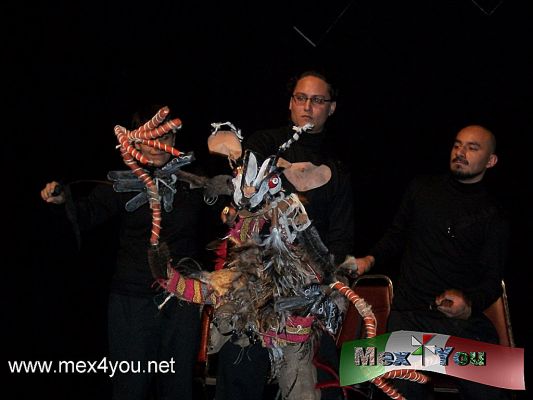 Guillermo y el Nagual en el Teatro JimÃ©nez Rueda (02-04)
El nagual es manipulado por tres personas que le dan movimiento y  con una tÃ©cnica expresiva que hace que el muÃ±eco  exprese usando diversas tÃ©cnicas de titerÃ­a.  
Keywords: guillermo nagual teatro jimenez rueda emilio carballido 