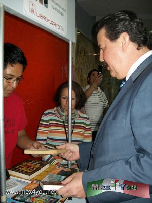 Para leer de boleto en el Metro (02-03)
En el metro DivisiÃ³n del Norte se presentÃ³ la antologÃ­a 11 de Para leer de Boleto en el Metro con la presencia del Lic. Samuel Ayala LuÃ©vanos , Gerente de atenciÃ³n al usuario del Transporte Colectivo Metro, Luis Armando Melgar, Director Gral. de Proyecto 40, asi como los autores RÃ³lo Diez y TomÃ¡s UrtusÃ¡stegui. 


Photo and text by: YanÃ­n RamÃ­rez
Keywords: para leer boleto metro subway ticket read book books folletos antologia 