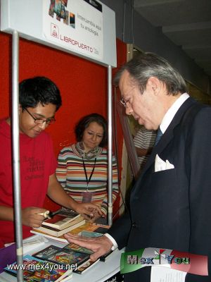 Para leer de boleto en el Metro (03-03)
Ya se inicio el intercambio "trueque" con las autoridades asistentes al evento que proporcionaron un libro de novela si de novela ya que si no tienes de antologias anteriores puedes intercambiar un libro de novela, cuento y libro infantil en buenas condiciones y te proporcionar una antologia de los volumenes anteriores y al llegar al 5 sello tu regalo...."libro"
 
asi que ve cuanto antes al libropuerto de div. del norte o guerrero y a leer de boleto en el metro..

Photo and text by: YanÃ­n RamÃ­rez
Keywords: para leer boleto metro subway ticket read book books folletos antologia 