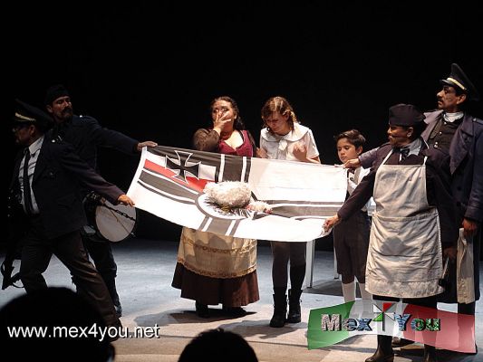    Festival Teatro Infantil A TROTE (09-10)  MamÃ¡ CorazÃ³n de Acero 
"MamÃ¡ CorazÃ³n de Acero" de Antonio ZÃºÃ±iga inspirado en la obra de Bertolt Brecht.  Una pieza que se ubica en 1933, donde Bertolt sale de Alemania, antes de su exilio escribe un cuento maravilloso de una madre herÃ³ica: MamÃ¡ CorazÃ³n de Acero , entra en escena para dictar las palabras de la obra en la que ella misma actÃºa. 

Relato sobre la guerra, las mujeres, los niÃ±os y las madres. 
Keywords: festival teatro theater infantil kids mama corazon acero 