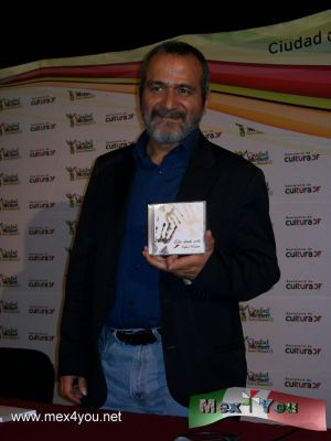 Rafael Mendoza Su Nueva ProducciÃ³n DiscogrÃ¡fica
En este concierto contarÃ¡ ademÃ¡s. con la participaciÃ³n de los mÃºsicos Rosino Serrano en el piano y teclado; Federico Kuna en la baterÃ­a y armÃ³nica; Jorge GarcÃ­a guitarras steel, nylon y elÃ©ctrica; Leo MuÃ±oz, percusiÃ³n y baterÃ­a.

ReÃºne 10 temas originales de su autoria y una hermosa canciÃ³n del compositor mexicano recientemente fallecido Marcial Alejandro. 

Como ya es costumbre en el trabajo de este compositor, recorre diversos gÃ©neros como: El son mexicano, la canciÃ³n cardenche, la ranchera, el tango y la mÃºsica caribeÃ±a.


text and photo by YanÃ­n RamÃ­rez
Keywords: Rafael Mendoza Teatro de la Ciudad Nueva discografia 4 de octubre EstÃ© donde estÃ©