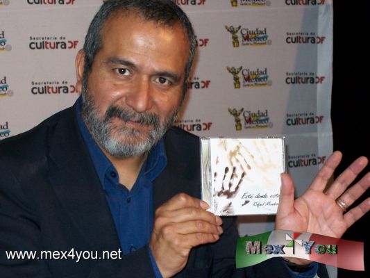 Rafael Mendoza Su Nueva ProducciÃ³n DiscogrÃ¡fica
Rafael Mendoza ofrecerÃ¡ el concierto "EstÃ© donde estÃ©" para dar a conocer su nuevo material discogrÃ¡fico, martes 4 de octubre a las 20:30 horas en el Teatro de la Ciudad.

TendrÃ¡ como invitados a David Haro, Armando Rosas y Edgar Oceransky, quienes le acompaÃ±arÃ¡n para recrear el disco grabado en 2010 en BÃ©lgica, con arreglos del productor, bajista JosÃ© Luis Montiel.

Rafael Mendoza nos muestra la portada de su disco de tres manos una de ella es del compositor.

text and photo by YanÃ­n RamÃ­rez
Keywords: Rafael Mendoza Teatro de la Ciudad Nueva discografia 4 de octubre EstÃ© donde estÃ©