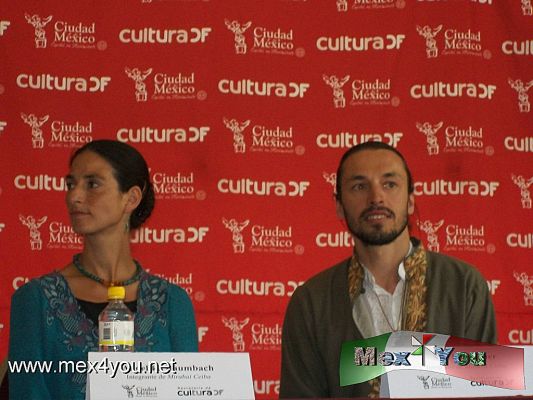 Mirabai Ceiba in Concert (01-02)
El 22 de Febrero en el Teatro de la Ciudad se llevÃ³ a cabo la conferencia de prensa de Mirabai Ceiba, derivado de 2 grandes influencias culturales: la India y LatinoamÃ©rica. 

Markus Sieber y Angelika Baumbach integrantes del dueto, quienes con su caracterÃ­stica combinaciÃ³n de New age y cantos espirituales, combinan mantras en Gurumukhi e influencias indÃ­gena americana combinada con palabras de sabidurÃ­a de rumi presentarÃ¡n en este reciento el jueves 7 de abril a las 20:00 su espectÃ¡culo titulado "Cien Bendiciones" con una duraciÃ³n de 2 horas compuesto de 10 a 11 temas. 


Photo and Text; YanÃ­n RamÃ­rez 
Keywords: mirabai ceiba concierto concert teatro ciudad city theater