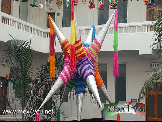 ExhibiciÃ³n de PiÃ±atas en el Museo de Arte Popular (01-03)
Keywords: exhibicion exposition exposicion piÃ±ata piÃ±atas map museo arte popular