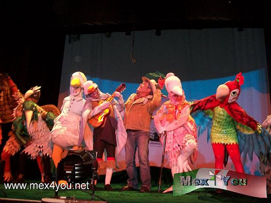 Festival Teatro Infantil A TROTE (04-10) Yeitotol
EL YEITOTOL es una obra que ofreciÃ³ una entrada gratuita por el festival A Trote. 

La obra trata de Don Eladio, el cual nos narra de un maravilloso suceso que ocurre en un pueblo donde los pÃ¡jaros hablan.

Text and Photo by: YanÃ­n RamÃ­rez
Keywords: festival teatro theater infantil kids yeitotol