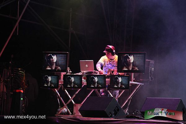 Concierto de AÃ±o Nuevo 2012 (02-07)
El DJ Nico quien a bordo de su "antromÃ³vil"  con la mezcla de gÃ©neros: cumbia, salsa, pop, reggaeton,  que se fusionaron en un solo ritmo dando un sÃ²nido interesante que hizo bailar a todos a pesar del intenso frÃ¬o. 



Photo by:  JesÃ¹s SÃ nchez 
Keywords: concierto aÃ±o nuevo angel independencia 2012