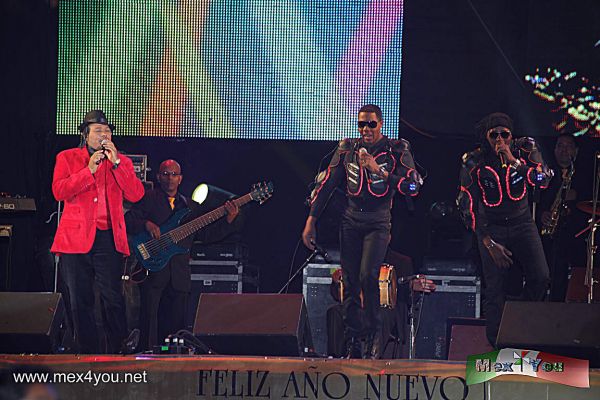 Concierto de AÃ±o Nuevo 2012 (06-07)
DespuÃ¨s del espectÃ culo pirotÃ¨cnico diÃ² inicio la interpretaciÃ²n de la agrupaciÃ³n Merenglass, el cual  amenizÃ³ las primeras dos horas de este 2012.


Photo by:  JesÃ¹s SÃ nchez 
Keywords: concierto aÃ±o nuevo angel independencia 2012