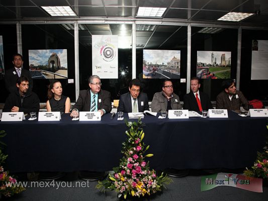 Ganadores Concurso "La Ciudad en tu Mirada" (04-05)
AcompaÃ±ado del  Director de PlaneaciÃ³n Corporativa de Panasonic, Ismael Zurita, del  Gerente de Transporte Especializado de grupo ADO y representante de TuribÃºs, VÃ­ctor CortÃ©s, asÃ­ como del Director General del Mirador de la Torre Latinoamericana, Miguel Amerlinck y los miembros del jurado, el fotÃ³grafo Paulo Vidales y el diseÃ±ador Gabriel GutiÃ©rrez, el Director General de Servicios TurÃ­sticos del DF hizo entrega a los ganadores, de cÃ¡maras fotogrÃ¡ficas; pases para viajar en TuribÃºs en la ciudad; ademÃ¡s de boletos del circuito PirÃ¡mides de ADO para viajar a diferentes ciudades del interior de la RepÃºblica, en rutas de esa  empresa.

Photo by: JesÃºs SÃ¡nchez
Keywords: ganadores concurso fotografia turismo ciudad tu mirada
