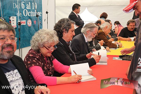 Feria Alternativa del Libro / Alternative Book Fair (05-06)
Se llevÃ³ a cabo una firma colectiva del libro " De los Cuates pa' la raza" por los autores participantes en esta antologÃ­a. La gente disfrutÃ³ de este libro, el cual se obsequiÃ³ a los asistentes, los cuales tambiÃ©n aprovecharon para tomarse la foto con su escritor favorito. 


Photo by.: JesÃºs SÃ¡nchez
Keywords: feria alternativa libro alternative book fair 