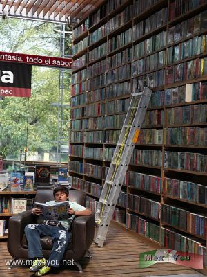 La primer librerÃ¬a Porrua en el Bosque de Chapultepec (01-03)
El deseo de tener una librerÃ­a dentro del Bosque de Chapultepec, se materializÃ³ este dÃ­a, pues por primera vez en la historia del bosque urbano mÃ¡s importante de la Ciudad de MÃ©xico, fue abierta una sucursal PorrÃºa.    

La librerÃ­a que a partir de hoy abriÃ³ sus puertas, es la primera en su tipo; estÃ¡ ubicada sobre la BahÃ­a de Grutas, en la Primera SecciÃ³n del Bosque de Chapultepec, en la entrada situada frente al Museo Nacional de AntropologÃ­a.  

Photo by: JesÃ¹s SÃ nchez
Keywords: libreria bookstore porrua chapultepec woods forest 