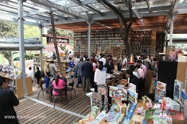 La primer librerÃ¬a Porrua en el Bosque de Chapultepec (02-03)
Este nuevo espacio que obedece a un concepto diferente en el que se conjugan ambientes naturales, entretenimiento y sobre todo, el fomento a la lectura fue inaugurado por la secretaria del Medio Ambiente del Gobierno del Distrito Federal, Martha Delgado Peralta, acompaÃ±ada por el secretario de Turismo capitalino, Alejandro Rojas DÃ­az DurÃ¡n.

â€œUn sueÃ±o, que es tener una librerÃ­a dentro del Bosque de Chapultepec, se dio gracias a muchas voluntades que se juntaron. Por eso hoy es un dÃ­a muy importante para nosotros porque inauguramos un espacio Ãºnico entre la oferta que tiene el Bosque de Chapultepecâ€, expresÃ³.



Photo by: JesÃ¹s SÃ nchez
Keywords: libreria bookstore porrua chapultepec woods forest 