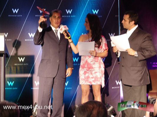 Distintivos w
MÃ©xico D.F (Agosto 27, 2011). La noche del dÃ­a de ayer, se llevÃ³ a cabo la Segunda
Entrega de los premios Distintivo W. Con una participaciÃ³n de mÃ¡s de 100 medios
de comunicaciÃ³n y 150 invitados especiales que se dieron cita en las instalaciones del
Hotel W MÃ©xico City, la W Radio a travÃ©s de su programa turÃ­stico, ExpediciÃ³n W y
su conductor Marco Daniel GuzmÃ¡n quien en esta ocasiÃ³n estuvo acompaÃ±ado por la
reconocida conductora de televisiÃ³n Claudia Lizaldi, otorgaron a los mejores prestadores
de Servicios TurÃ­sticos del paÃ­s, este reconocimiento a su empeÃ±o y labor para otorgar un
servicio de calidad a los turistas y viajeros.
Keywords: distintivos w premios hotel ciudad mexico secretaria turismo alejandro rojas