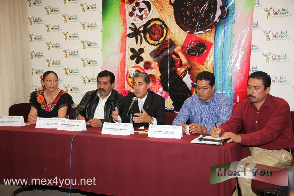Feria del Mole / Mole Fair 2010 (03-03)
ExplicÃ³ que de acuerdo con la reciÃ©n aprobada Ley de Turismo de la Ciudad de MÃ©xico se estÃ¡n haciendo los anÃ¡lisis de las  diferentes propuestas para llevar a cabo las primeras declaratorias de barrios mÃ¡gicos en la capital del paÃ­s, y se estÃ¡n revisando cada uno de los casos, para sustentar las declaratorias.

 
Alejandro Rojas DÃ­az DurÃ¡n subrayÃ³ que uno de los productos emblemÃ¡ticos de Milpa Alta es el Mole y la feria que se lleva a cabo en los primeros dÃ­as de octubre y que en esta ediciÃ³n empezarÃ¡ el sÃ¡bado 2 de Octubre.

Photo by: JesÃºs SÃ¡nchez
Keywords: feria mole fair alejandro rojas milpa alta 
