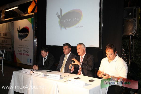 MENUMANIA (03-04)
Ejemplo de esto es la posibilidad de acceder a las promociones de los restaurantes, obtener beneficios como descuentos en consumo e incluso, ver videos de alta calidad y menÃºs digitalizados para que los usuarios puedan darse una idea de lo que ofrecen y cÃ³mo son los restaurantes incluso antes de visitarlos. 

Por si fuera poco, fueron creadas aplicaciones especiales para usuarios de iPhone y BlackBerry que prefieran realizar sus consultas desde estas plataformas.


El usuario, tambiÃ©n podrÃ¡ compartir dicha informaciÃ³n con sus amigos o hasta organizar una comida con ellos a travÃ©s de una aplicaciÃ³n desarrollada especÃ­ficamente para este fin.



Photo by: JesÃºs SÃ¡nchez
Keywords: menumania