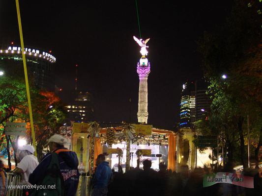 CelebraciÃ³n AÃ±o Nuevo Ciudad MÃ©xico / New Year Celebration  Mexico City 2008 (02-07)
La cita fuÃ© en el Ã¡ngel de la independencia, en el cual habÃ­a un escenario montado y alrededor del paseo de la reforma stands con puestos de comida, recuerdos, etc. 

The appointment was at the Angel of Independence, which had mounted a stage and  around the Paseo de la Reforma avenue there were  stands with mexican food , souvenirs, etc..
Keywords: celebracion aÃ±o nuevo new year celebration mexico city ciudad 2008 angel independencia independence