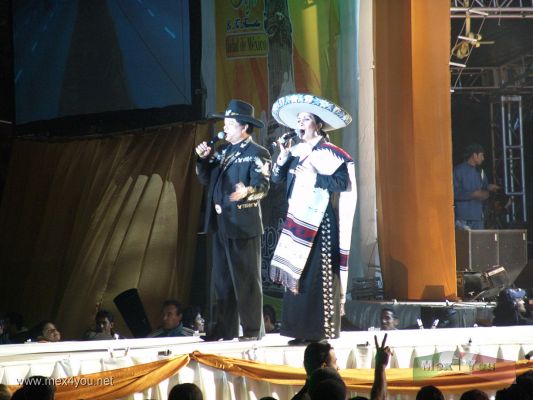 CelebraciÃ³n AÃ±o Nuevo Ciudad MÃ©xico / New Year Celebration  Mexico City2008 (03-07)
En el escenario pudimos disfrutar de la mÃºsica de diversos grupos como los Cumbia All Stars, La banda el Recodo , etc.

On stage we enjoy music from various groups such as Cumbia All Stars, La Banda el Recodo, etc..
Keywords: celebracion aÃ±o nuevo new year celebration mexico city ciudad 2008 angel independencia